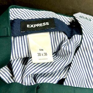 Preowned mens express slim suit good condition but will need to be dry cleaned .